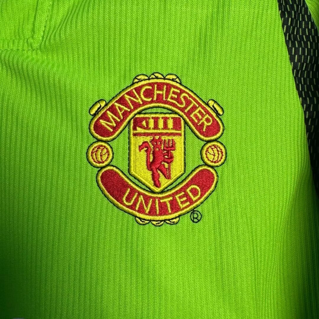 Manchester United 1998/99 Long Sleeve Green Retro Goalkeeper Jersey - detail view
