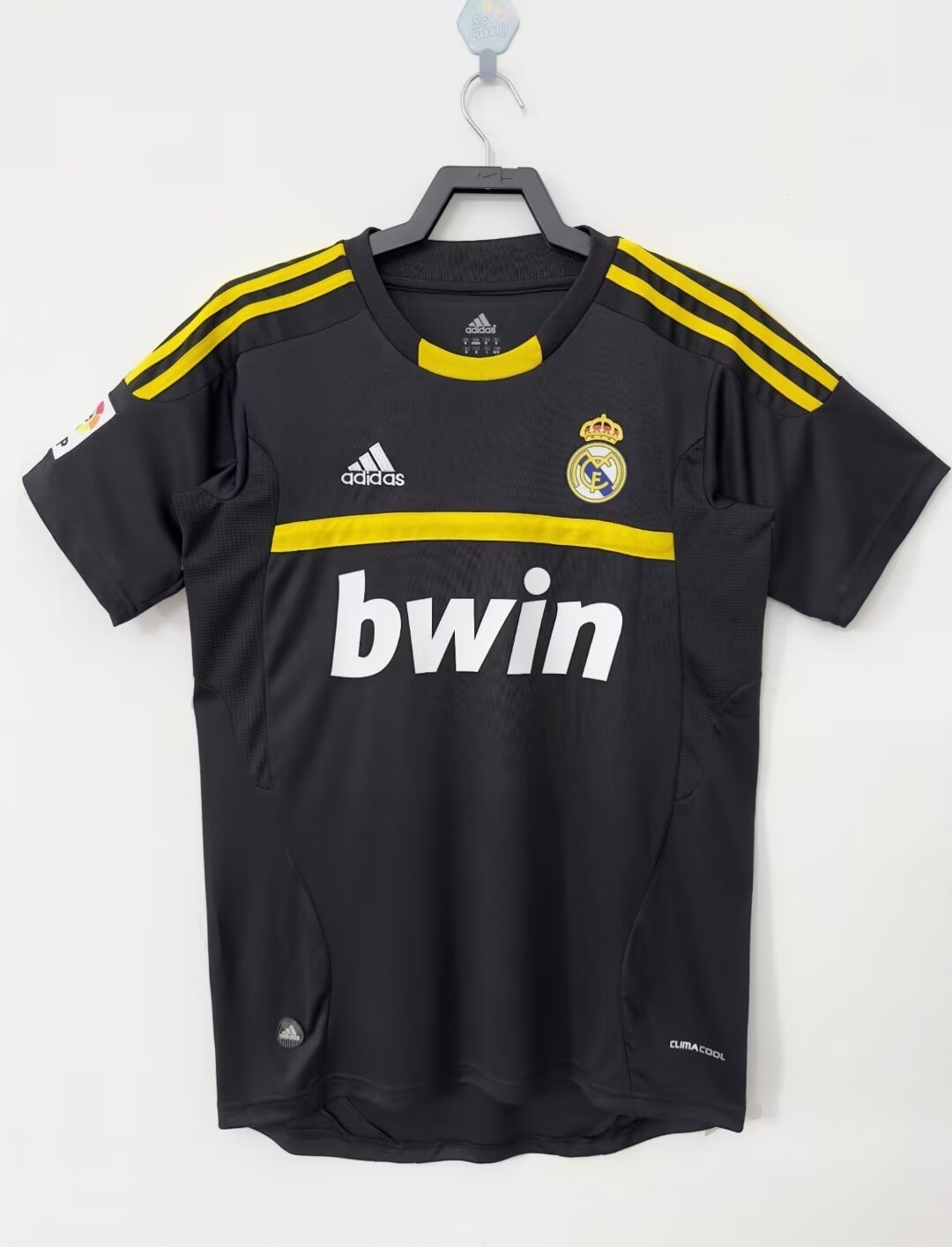 Real Madrid 2011/12 Black Retro Goalkeeper Jersey - front view