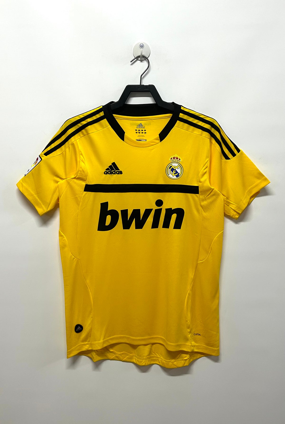 Real Madrid 2011/12 Yellow Retro Goalkeeper Jersey - front view