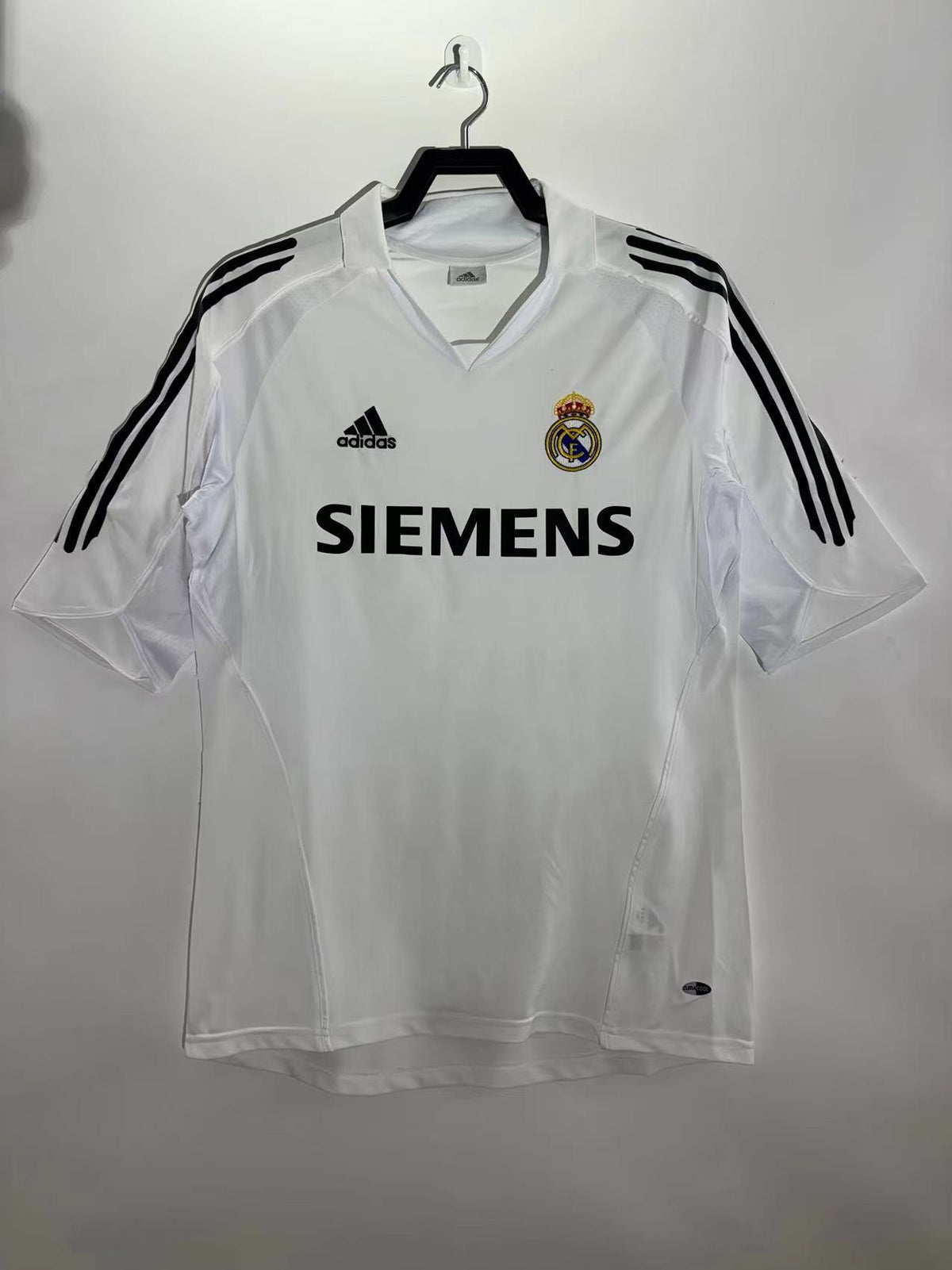 Real Madrid 2005/06 Home Retro Jersey - front view