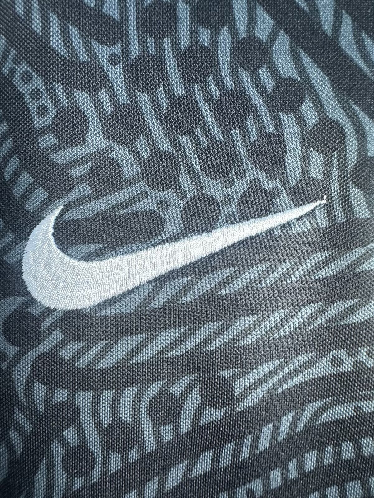 Liverpool 2020/21 Black Retro Goalkeeper Jersey - detail view