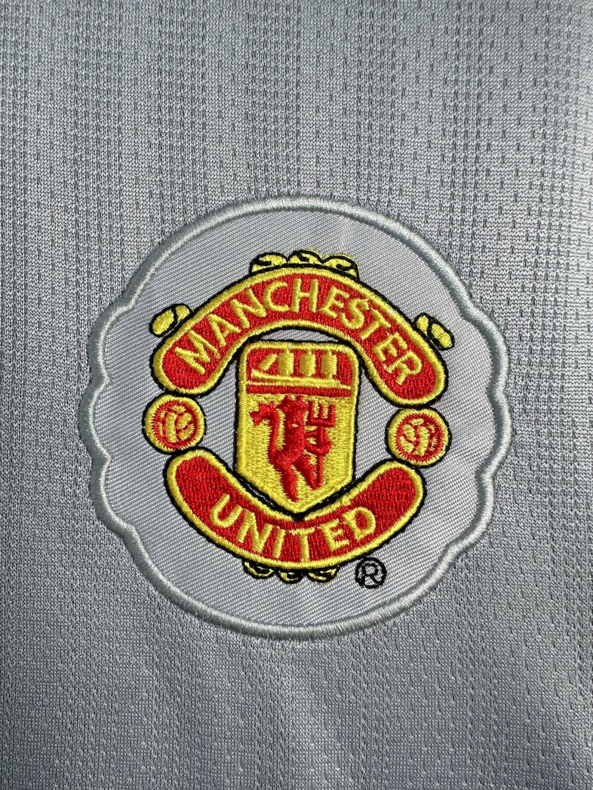 Manchester United 2007/08 Long Sleeve Gray Retro Goalkeeper Jersey - detail view
