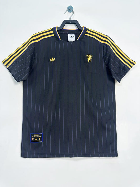 Manchester United 2025/26 Black Retro T-Shirt - front view
