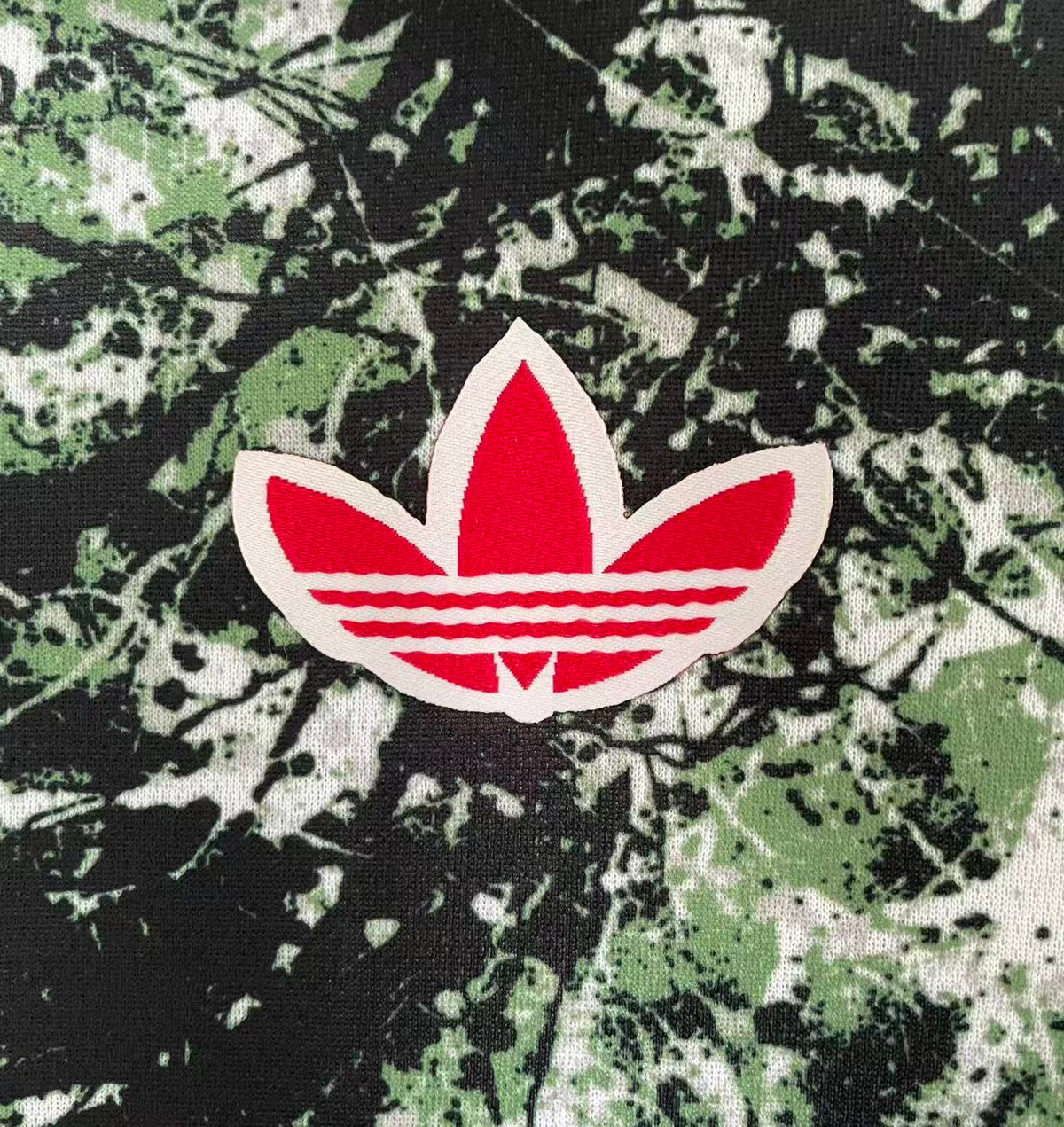 Manchester United 2026/27 Collaboration Green Retro Jersey - detail view