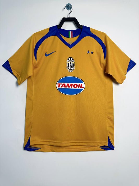 Juventus 2005/06 Third Retro Jersey - front view