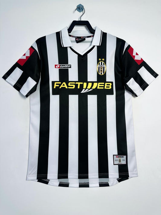 Juventus 2001/02 Home Retro Jersey - front view